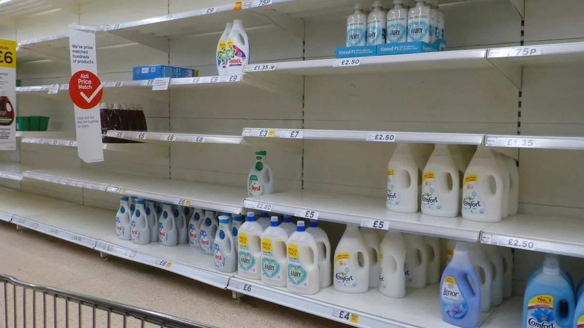Depo rafında stok seviyesi kontrol edilen ürünler