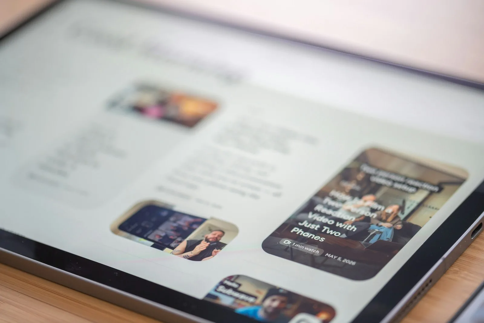 Ekranında görselli bir web sitesi açık olan tablet