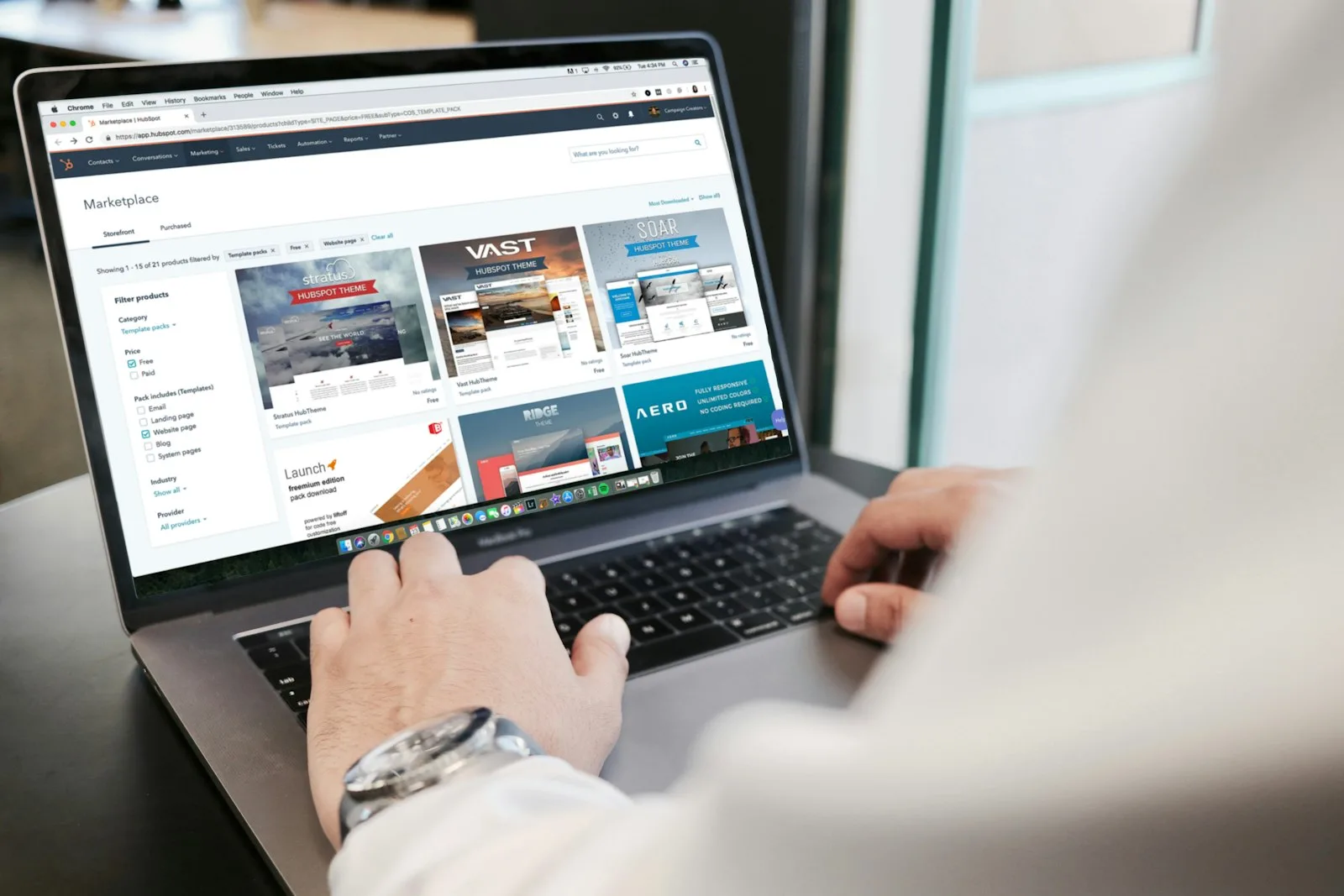 Dizüstü bilgisayarda web sitesi üzerinde çalışan kişi