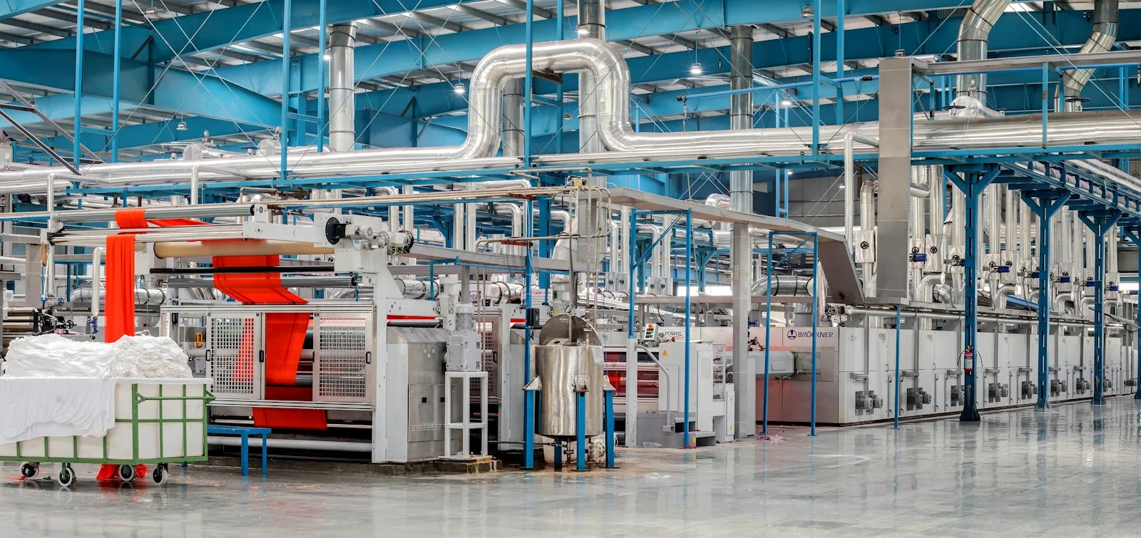 Makineleri ve boru hatlarıyla bir tekstil fabrikası