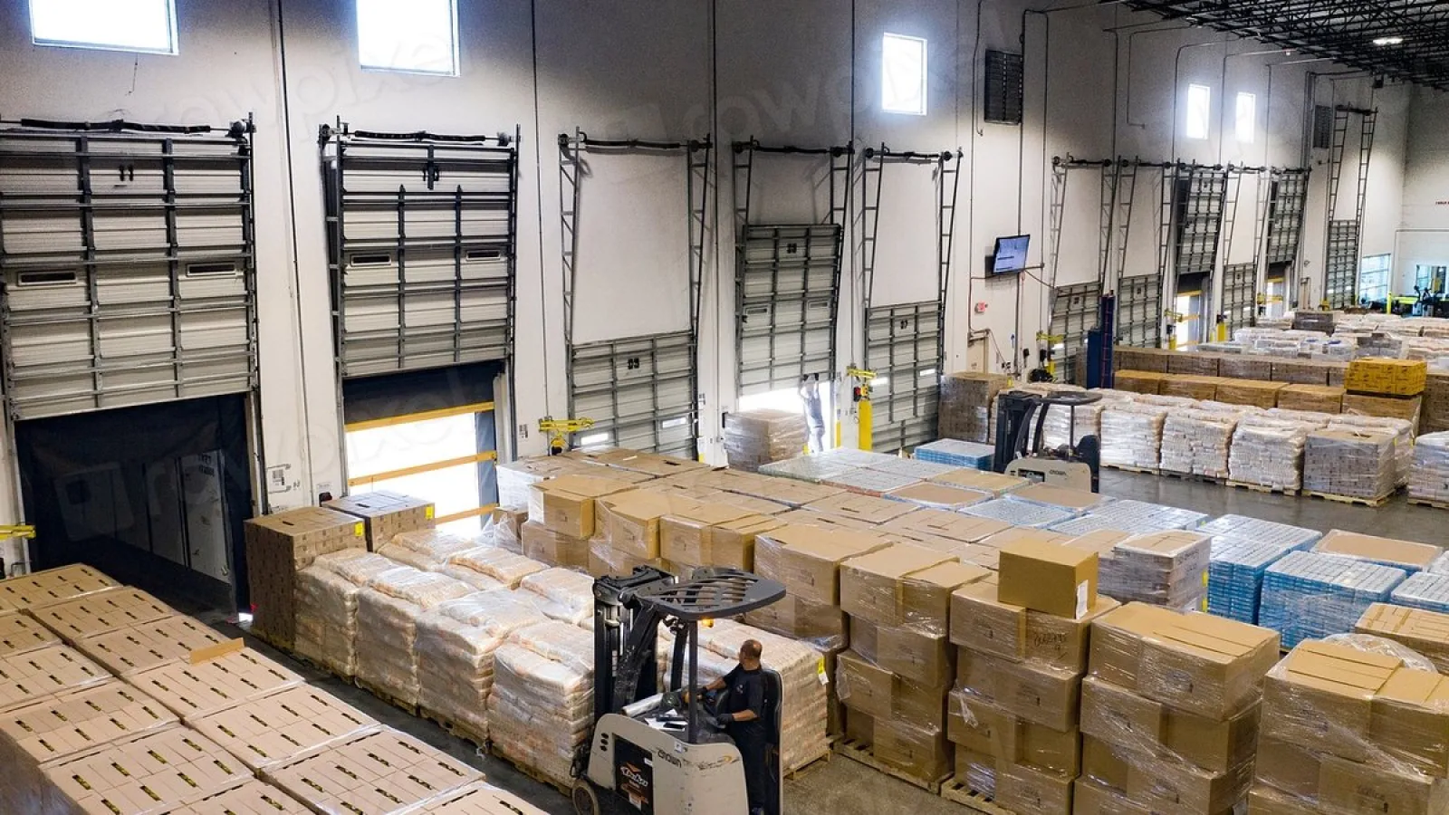 What Is B2B E-Commerce? A Guide for Manufacturers and Distributors