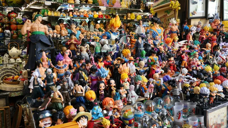 Zahlreiche Figuren und Spielzeuge in Regalen ausgestellt